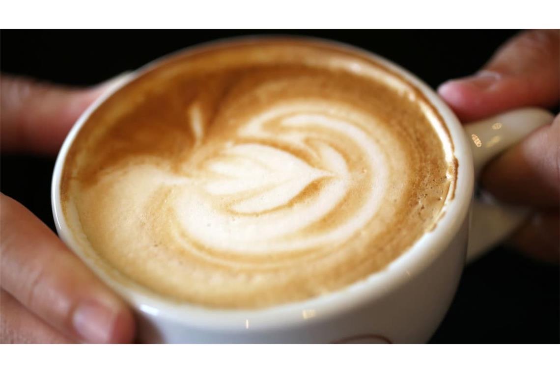 Rund vier Tassen Kaffee trinken die Deutschen im Schnitt pro Tag. Sollte die EU-Kommission ihre Pläne in die Tat umsetzen, könnte das deutlich teurer werden.