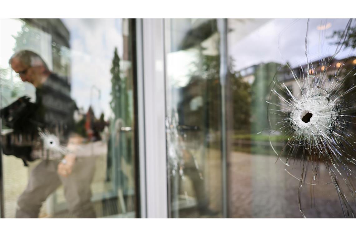 Unbekannte schießen mehrfach auf Hamburger Buchgroßhandel Rund zehn Einschusslöcher und mehrere Patronenhülsen sowie Patronen hat die Polizei gefunden.