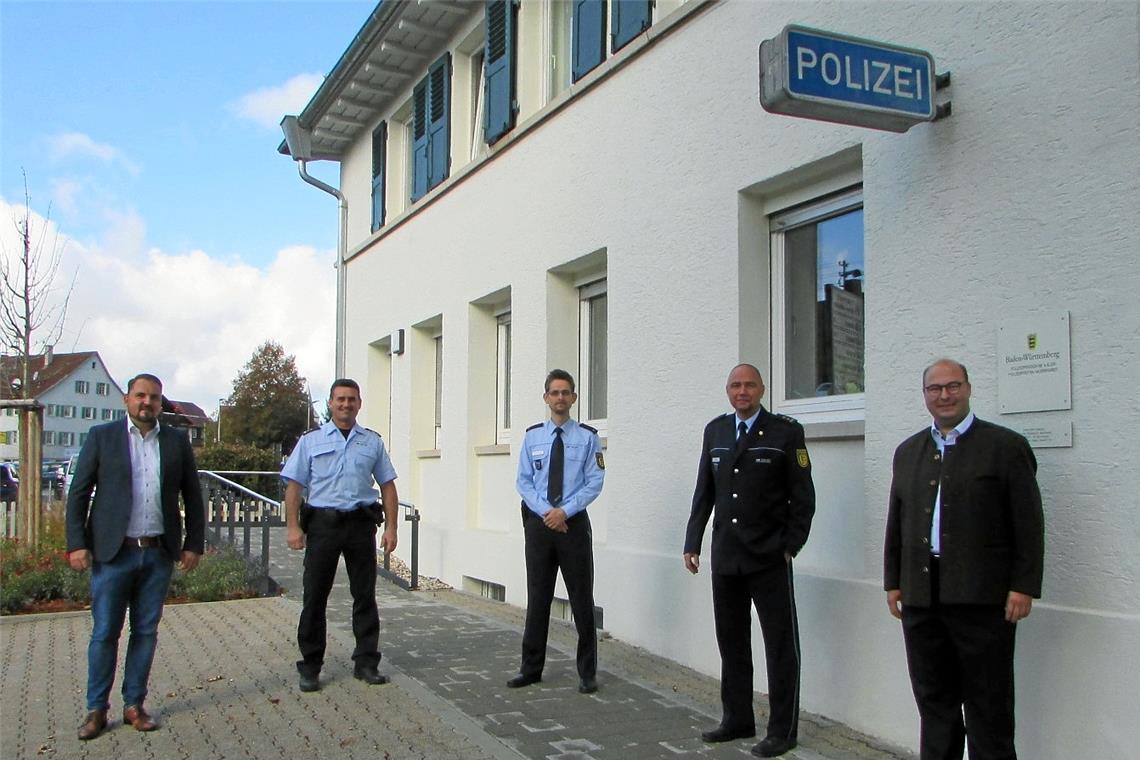 Der Polizeiposten ist jetzt gut aufgestellt Runde mit (von links) Landtagsabgeordnetem Christian Gehring, Polizeipostenleiter Andreas Fischer, Dennis Erhardt, Leiter des Polizeireviers Backnang, Wolfgang Daub, Leiter der Schutzpolizeidirektion des Präsidiums, und Bürgermeister Armin Mößner. Foto: privat