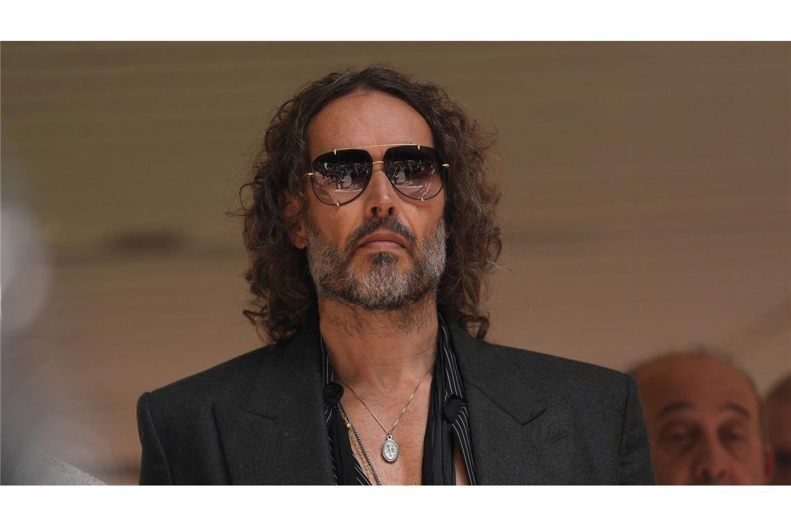 Russell Brand muss trotz der schweren Vorwürfe wegen mutmaßlich sexueller Übergriffe nicht in Untersuchungshaft. (Archivfoto)