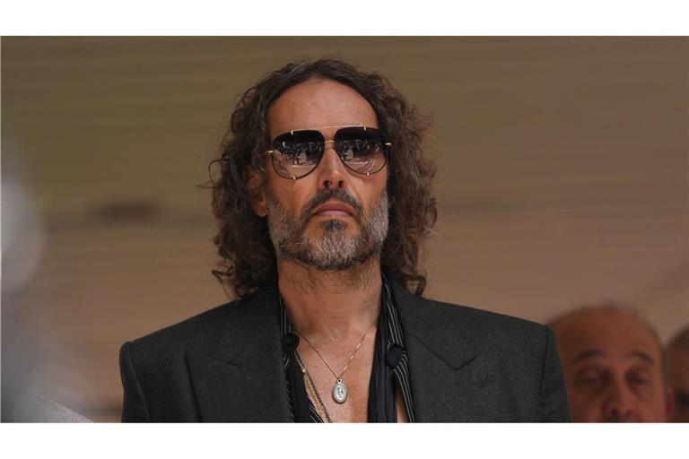 Russell Brand muss trotz der schweren Vorwürfe wegen mutmaßlich sexueller Übergriffe nicht in Untersuchungshaft. (Archivfoto)