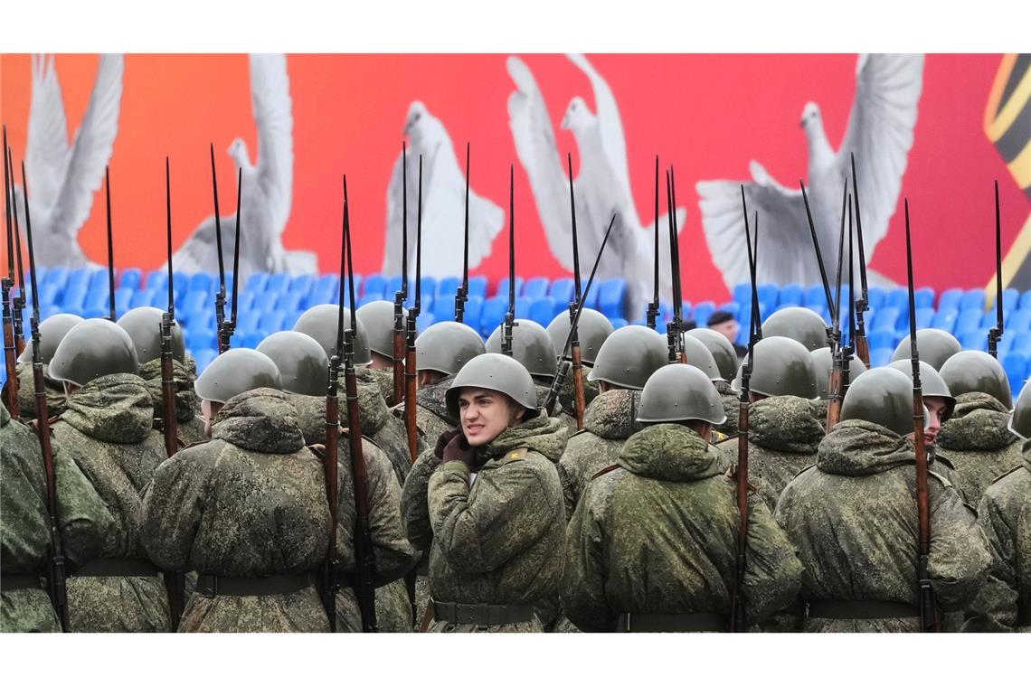 Bilder des Tages Russische Armeeangehörige mit Helmen der Sowjetarmee stehen während einer Probe für die Militärparade zum Tag des Sieges in St. Petersburg.