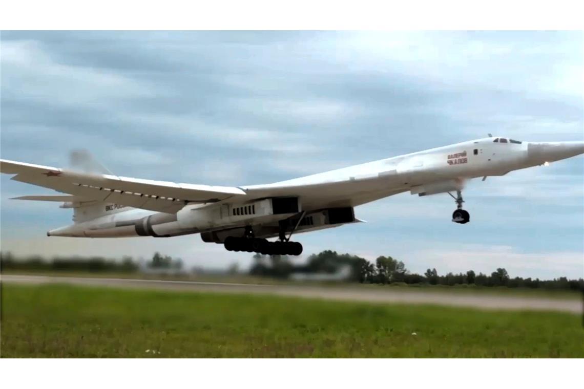 Russische Langstreckenbomber fliegen nach ukrainischen Angaben zu ihren Einsatzgebieten. (Archivbild)