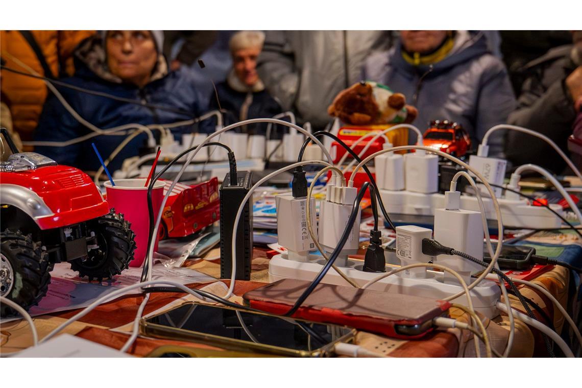 Russische Luftangriffe haben in mehreren Regionen der Ukraine die Stromversorgung unterbrochen.