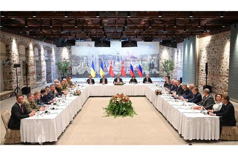 Russische, türkische und ukrainische Vertreter bei dem Treffen in Istanbul.