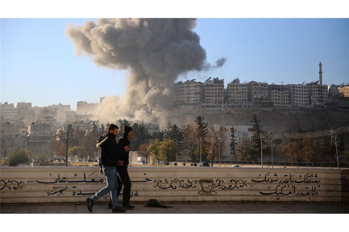 Lawrow ruft nach Syrien-Gesprächen in Doha zum Dialog auf Russische und syrische Kampfflugzeuge haben bei einer Gegenoffensive gegen die Rebellen ihre Angriffe auf die von der Opposition gehaltenen Städte Aleppo und Idlib verstärkt. (Archivbild)