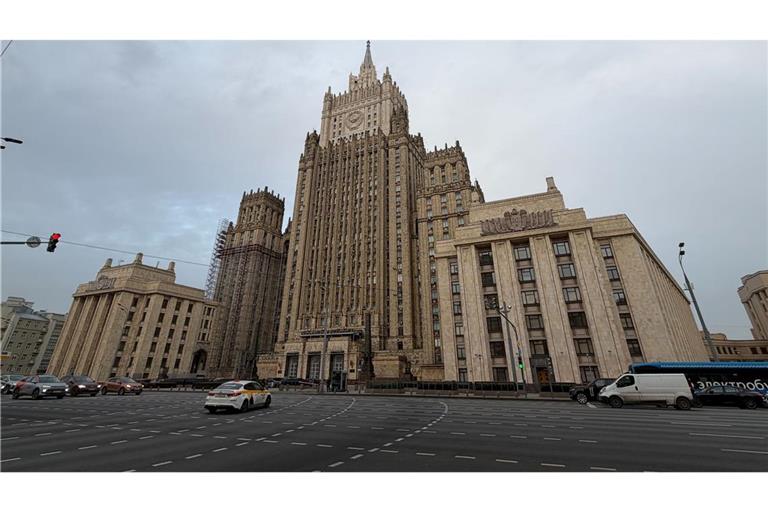 Russland hat nach der Ausweisung eines seiner Diplomaten aus Deutschland nun auch einen Mitarbeiter der deutschen Botschaft zur unerwünschten Person erklärt. (Archivbild)