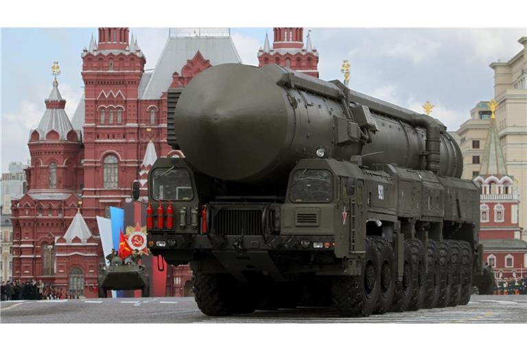 Russland zeigt in Sachen Atomwaffen die Muskeln: Hier rollt eine strategische Atomrakete vom Typ Topol-M bei einer Militärparade durch Moskau. (Archivbild)