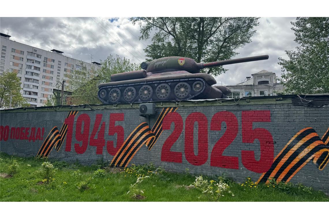 Gedenken in Kriegszeiten – Kiew stört Putins Siegesparade Russlands Hauptstadt wurde vor dem Siegesfeiern festlich geschmückt - unter anderem auch mit Panzerattrappen.