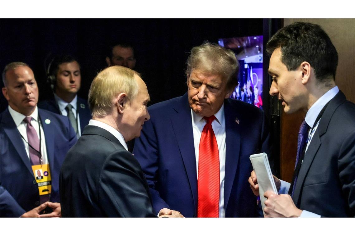 Ein roter Teppich für den geächteten Kriegsverbrecher aus Moskau Russlands Präsident Putin und US-Präsident Donald Trump bei ihrem Treffen in Anchorage.