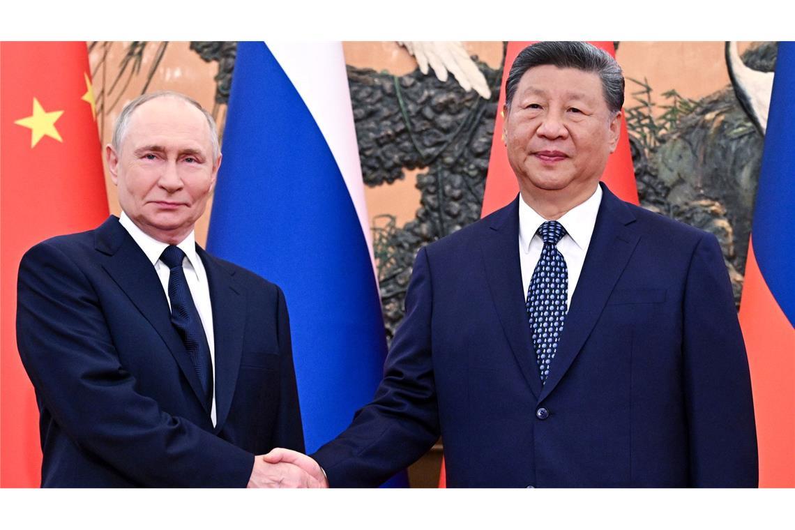 Putin und Xi betonen Einigkeit - Gut 20 Abkommen besiegelt Russlands Präsident Putin will nach dem Gipfel noch eine Militärparade in Peking besuchen.