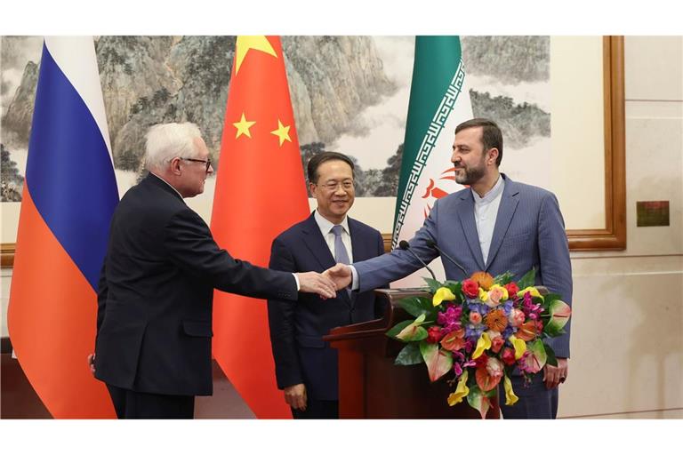 Russlands Vizeaußenminister Rjabkow gibt bei einem Treffen dem iranischen Vizeaußenminister Kazem Gharibabadi die Hand. (im Hintergrund Chinas Vizeaußenminister Ma Zhaoxu - Archivbild)