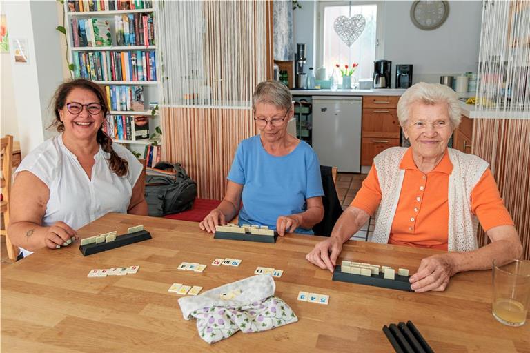 Ruth Linke und Margarete Rachwaniec (von rechts) gehören zu den treuen Gästen beim Treffpunkt der Arbeiterwohlfahrt in Murrhardt, der sich vor allem auch an Seniorinnen und Senioren wendet. Sie fühlen sich dort wohl und schätzen das unkomplizierte und vertraute Miteinander. Oft wird auch gespielt, Awo-Geschäftsstellenleiterin Patricia Wirth (links) kann beim Rummikub gut mithalten. Foto: Stefan Bossow
