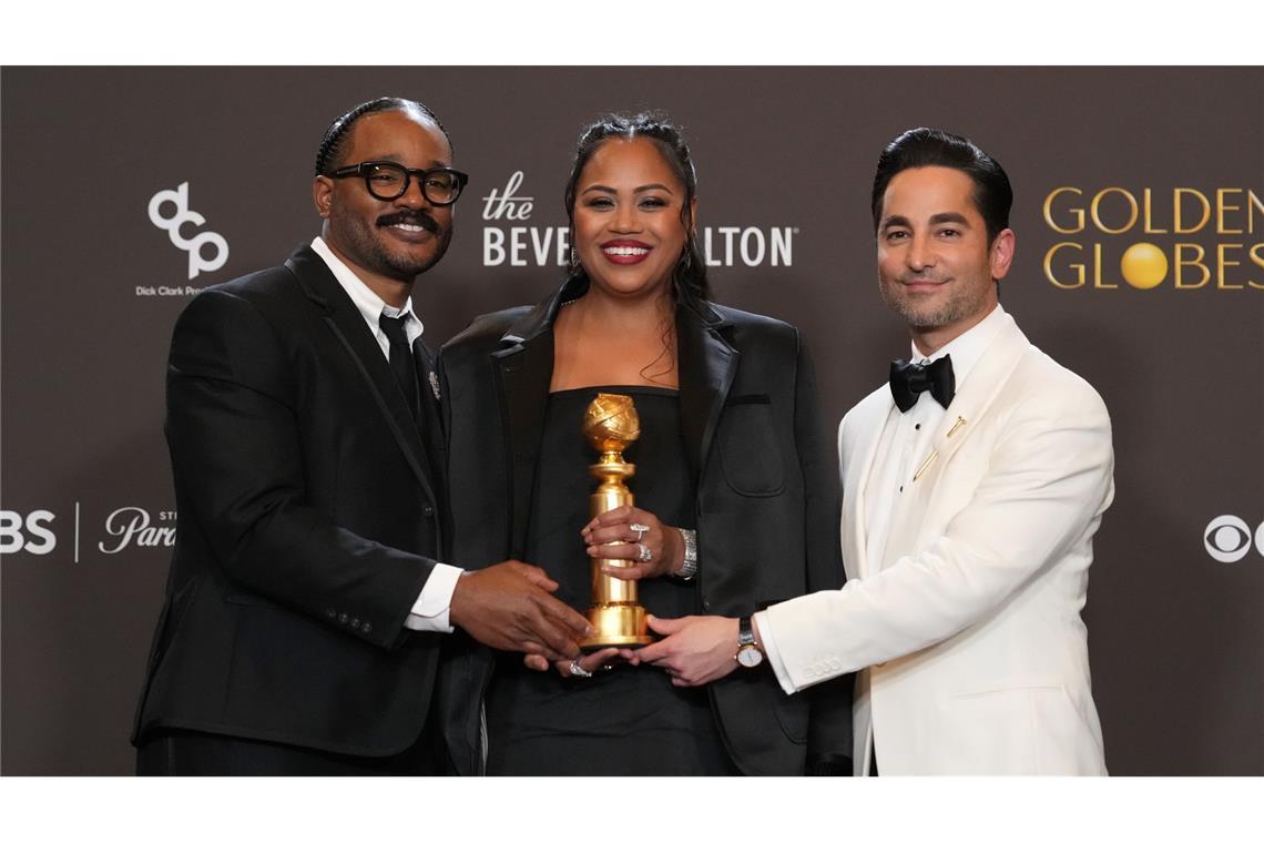 Ryan Coogler (l-r), Zinzi Evans und Sev Ohanian posieren im Presseraum mit dem Preis für den Film „Sinners“ während der 83. Golden Globes im Beverly Hilton.