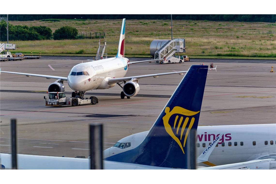 Studie: Direktflüge teuer und selten Ryanair und Eurowings konkurrieren bei Direktflügen.