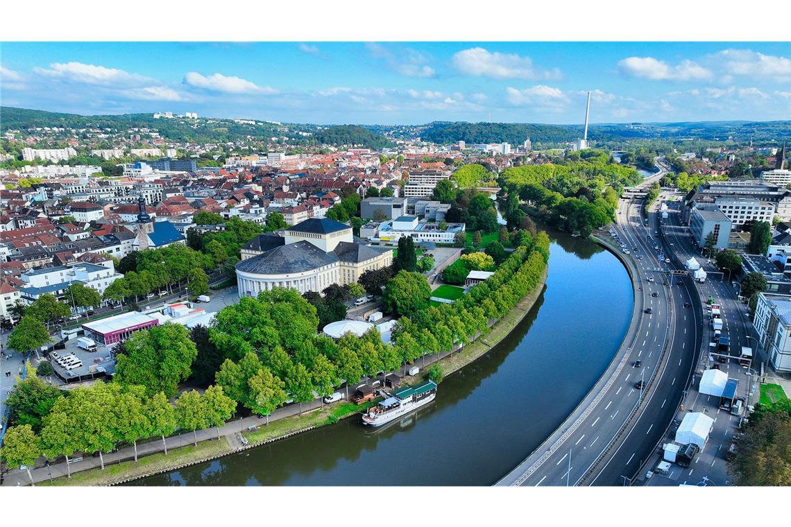 Bilder des Tages Saarbrücken: Luftaufnahme zeigt erste Aufbauarbeiten für 3. Oktober rund um Landtag und Staatstheater