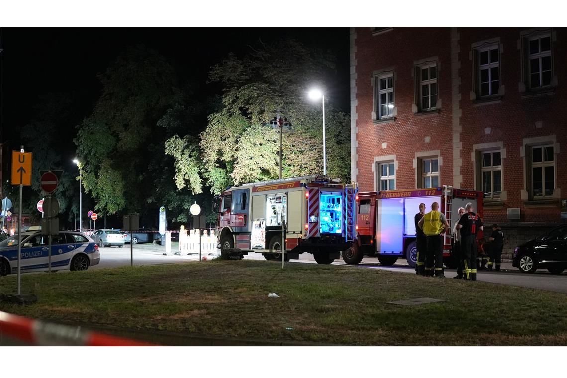 Polizist nach Raubüberfall mit Dienstwaffe erschossen – Dobrindt entsetzt Saarland, Völklingen: Polizei und Feuerwehr sind im Umfeld eines Tatorts im Einsatz.