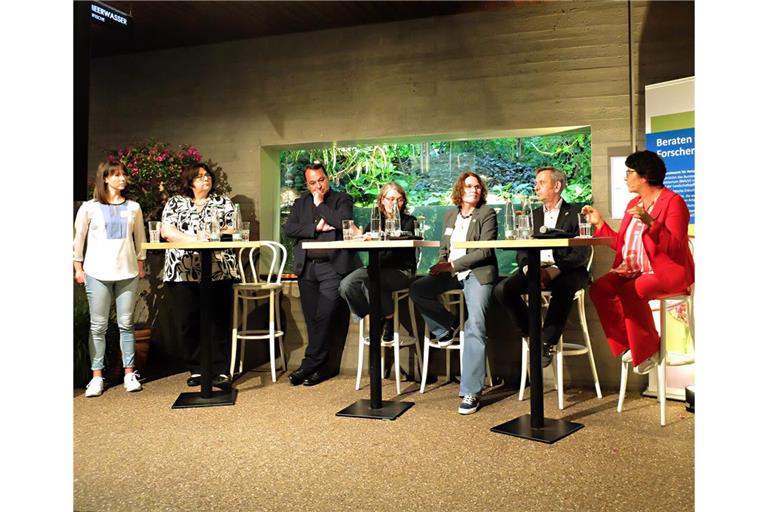 Sabine Riewenherm, Thomas Kölpin, Almut Sattelberger, Leonie Fischer, Andreas Neft, Sabine Metzger, Daniela Schätzel (von rechts) beim Gartengespräch im Aquarium der Wilhelma.