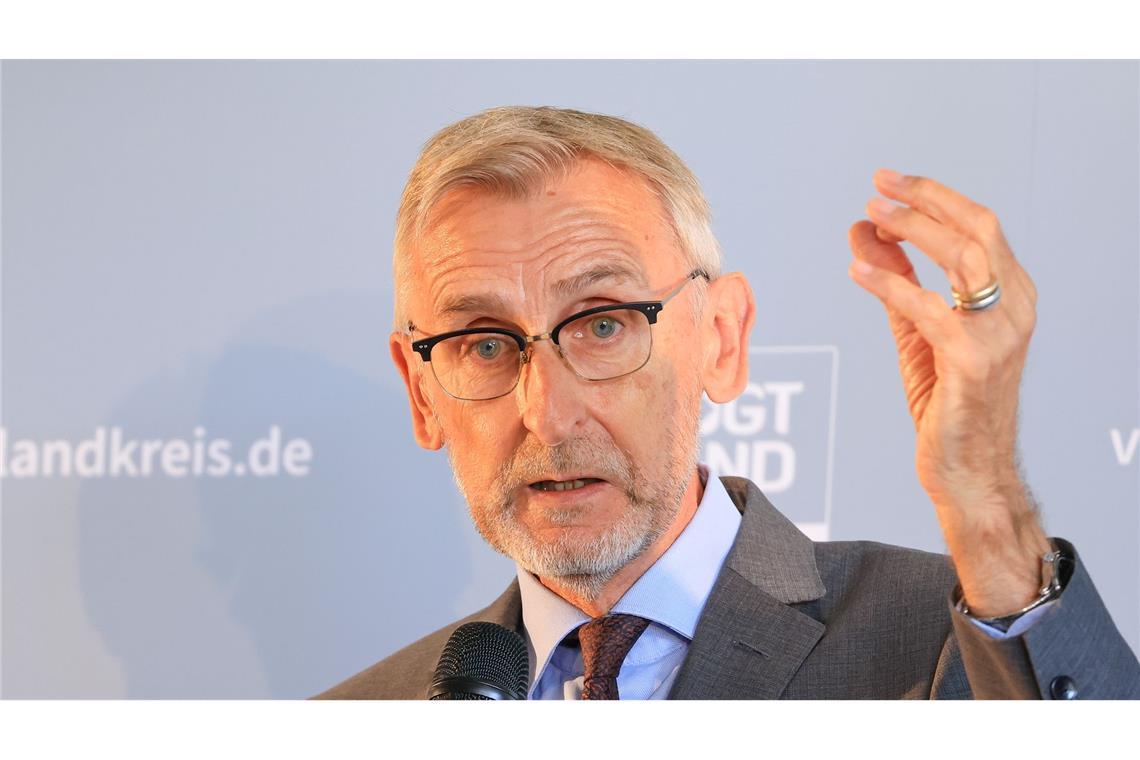 Sachsens Innenminister, Armin Schuster (CSU), sagt, die Umstellung auf Asylbewerberleistungen für neu angekommene ukrainische Flüchtlinge müsse jetzt schnell kommen. (Archivfoto)