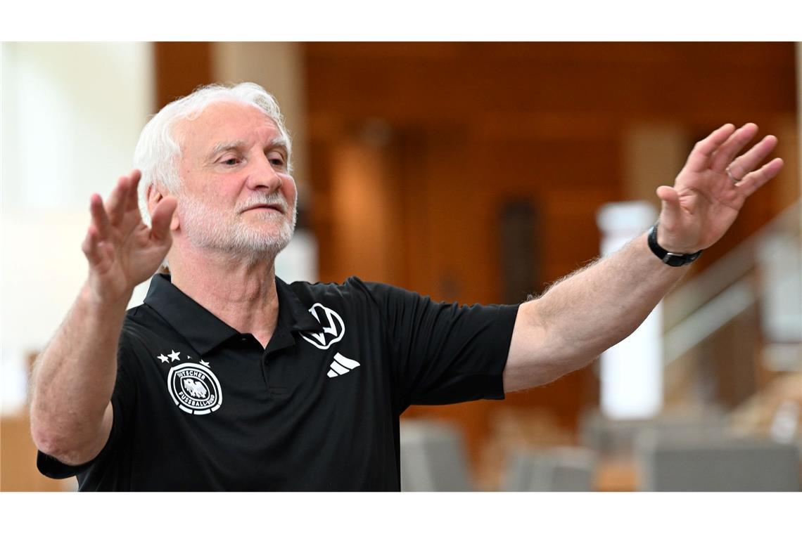 Sachte, sachte: Rudi Völler ist bemüht, der Positionsdebatte um Joshua Kimmich zu beruhigen.