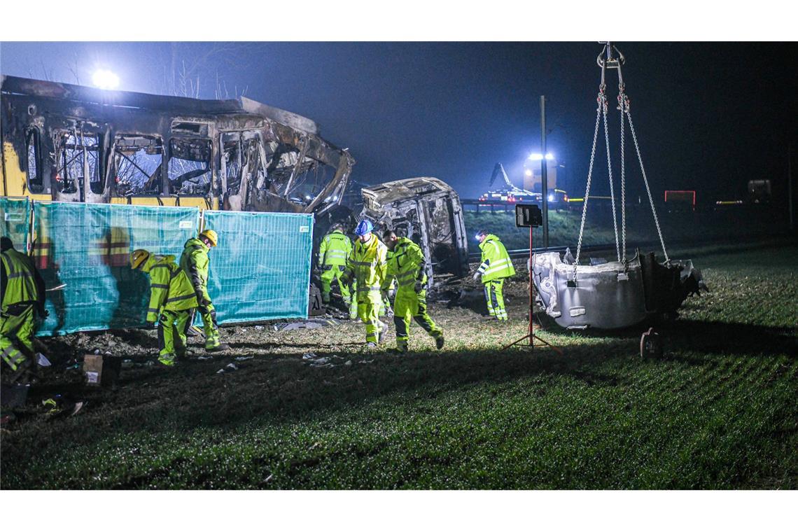 Zugunglück: Staatsanwaltschaft ermittelt gegen Lkw-Fahrer Sachverständige sollen helfen, den Unfallhergang an einem unbeschrankten Bahnübergang zu klären.