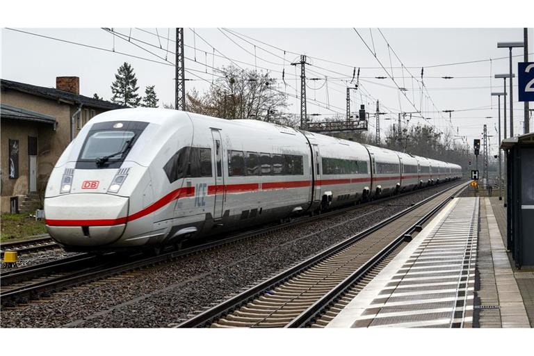 Sämtliche 137 Züge des ICE 4 sind inzwischen ausgeliefert. Der Zug bildet das Rückgrat der Fernverkehrsflotte der Bahn. (Archivbild)