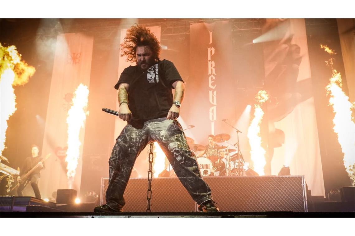 Sänger Eric Vanlerberghe lässt die Haare fliegen, um ihn herum steigen Flammen auf: I Prevail rocken die Porsche-Arena.
