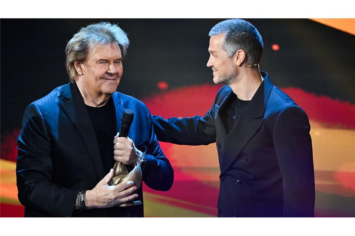 Howard Carpendale über Doku des Sohnes Wayne: "Sehr bewegt" Sänger Howard Carpendale (links) und sein Sohn Wayne - hier im Oktober 2023 bei der Verleihung des Medienpreises "Goldene Henne". (Archivbild)