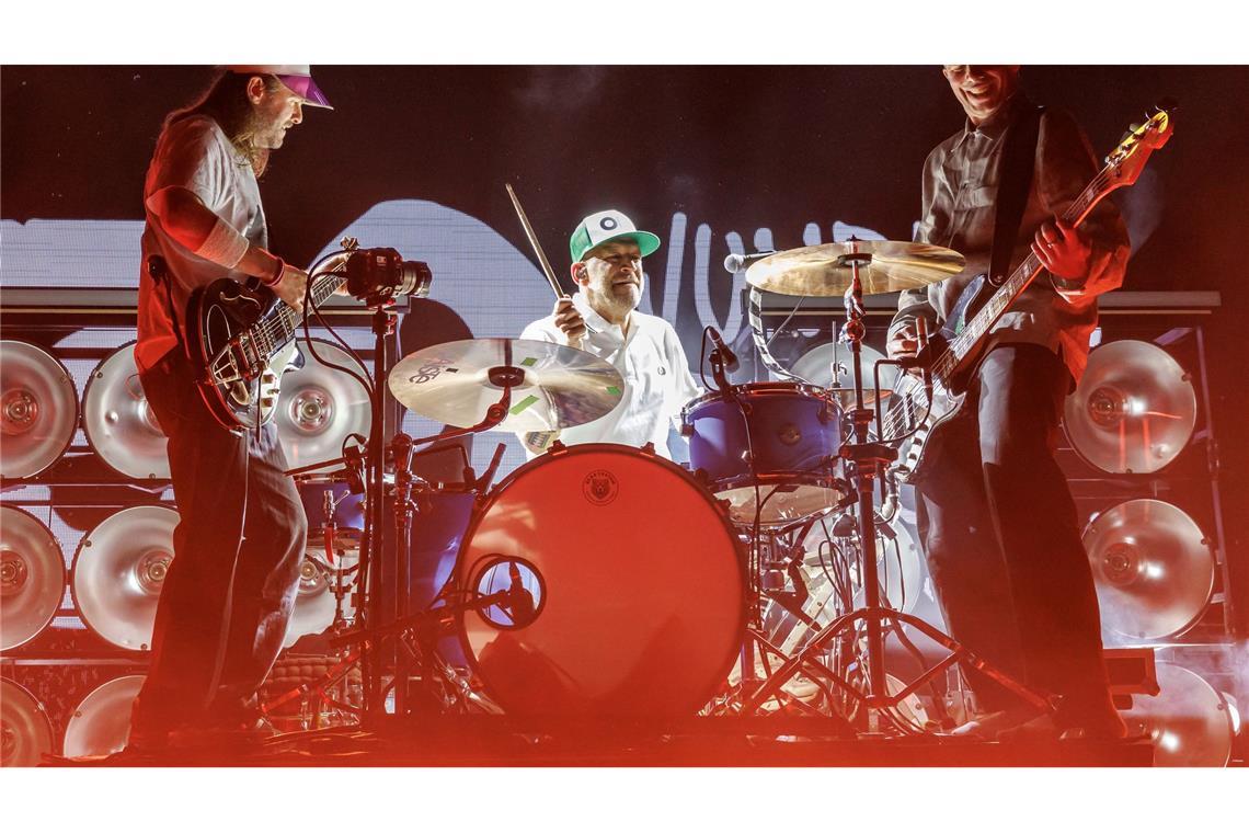 Sänger Peter Brugger (l-r), Schlagzeuger Florian Weber und Bassist Rüdiger Linhof von der deutschen Indie-Rock-Band "Sportfreunde Stiller" spielen zum Auftakt ihrer Tour "30 wunderbare Jahre" in der Heinrich-Lades-Halle in Erlangen.