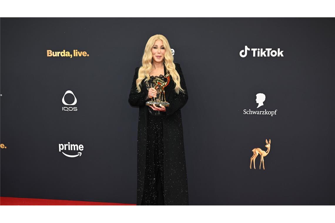 Sängerin Cher zeigt ihren BAMBI, in der Kategorie „Legende“, bei der 77. Bambi-Verleihung in den Bavaria Filmstudios.