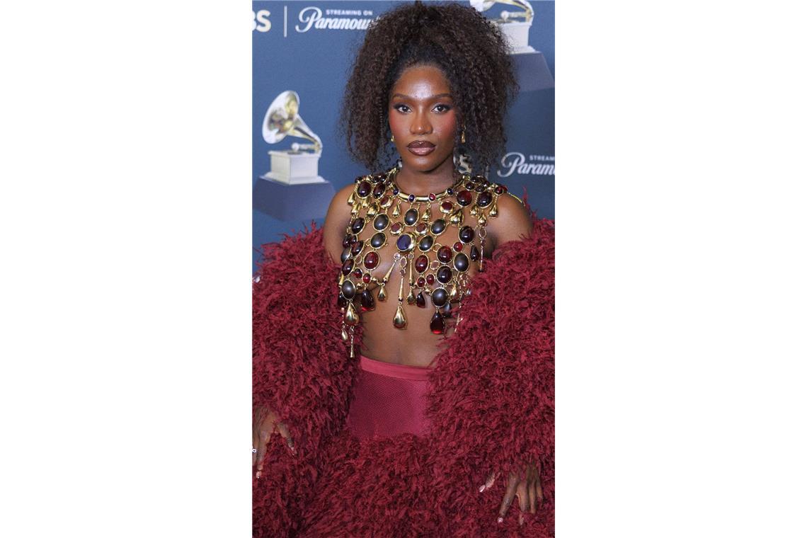 Sängerin Doechii bedeckt ihre Brüste lediglich mit Schmuck.