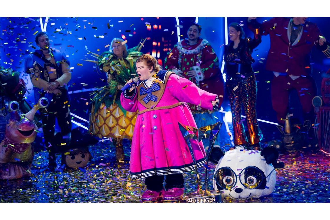 Bilder des Tages Sängerin Loi steht als Figur „Der Panda“ im Finale der Prosieben-Show „The Masked Singer“ auf der Bühne.