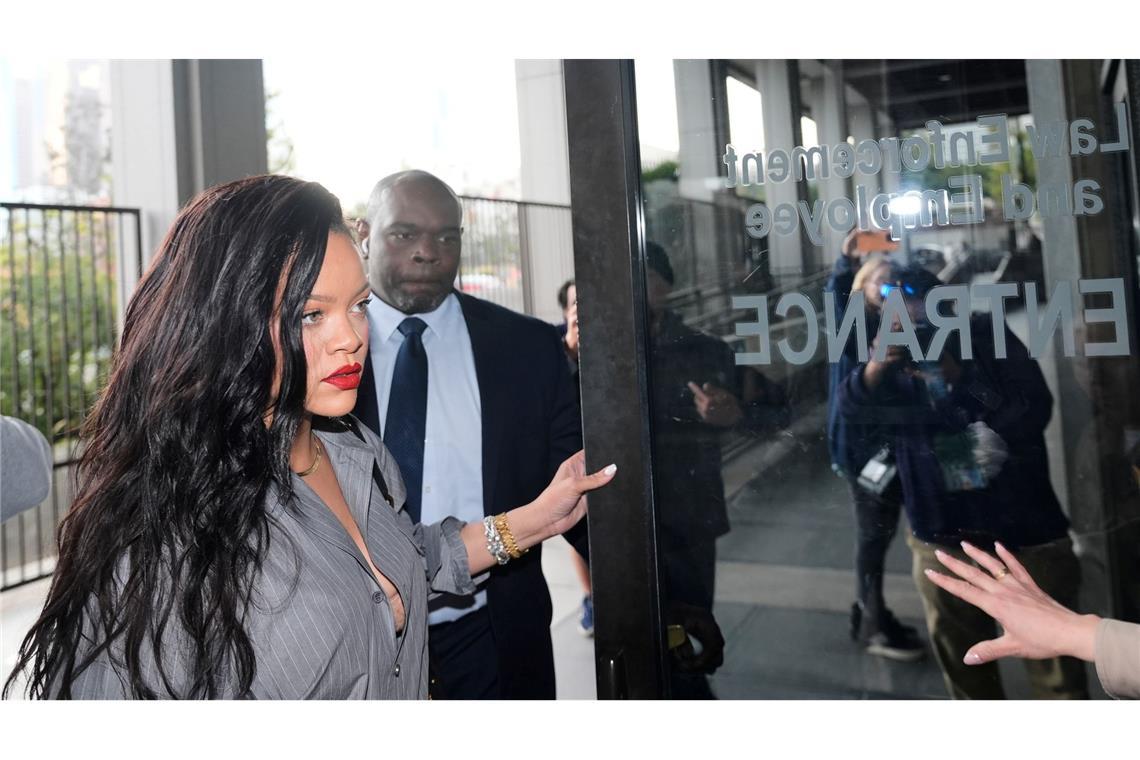 Rapper Asap Rocky freigesprochen - Jubel und Umarmungen Sängerin Rihanna wohnte der Urteilsverkündung bei.