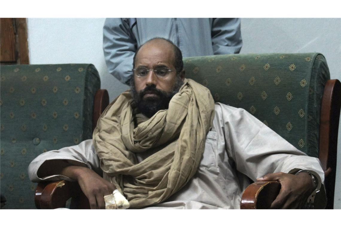 Saif al-Islam al-Gaddafi sitzt nach seiner Gefangennahme in der Obhut revolutionärer Kämpfer (Archivbild).