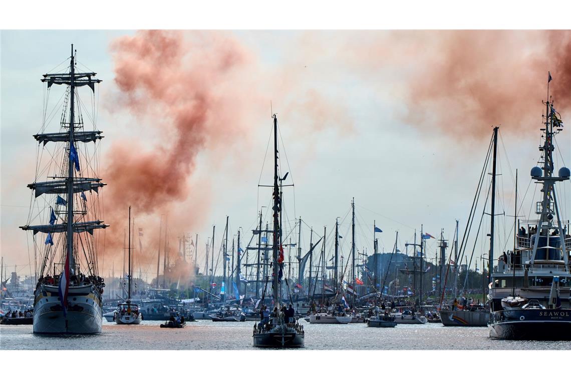 Sail in Amsterdam: Oranger Rauch kündigt den Beginn der Parade von Großseglern vor der niederländischen Hauptstadt an.