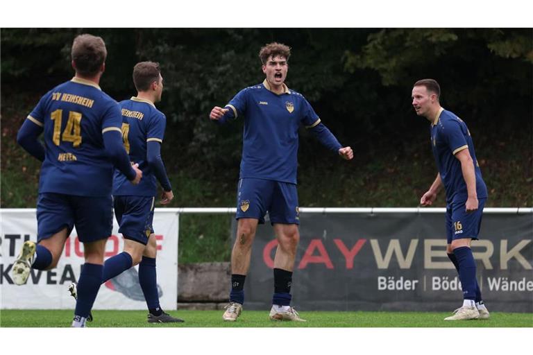 Saisontreffer Nummer neun: Lino Widmaier (Mi.) bejubelt sein Tor zur 1:0-Führung des TSV Heimsheim im Spitzenspiel bei TASV Hessigheim.