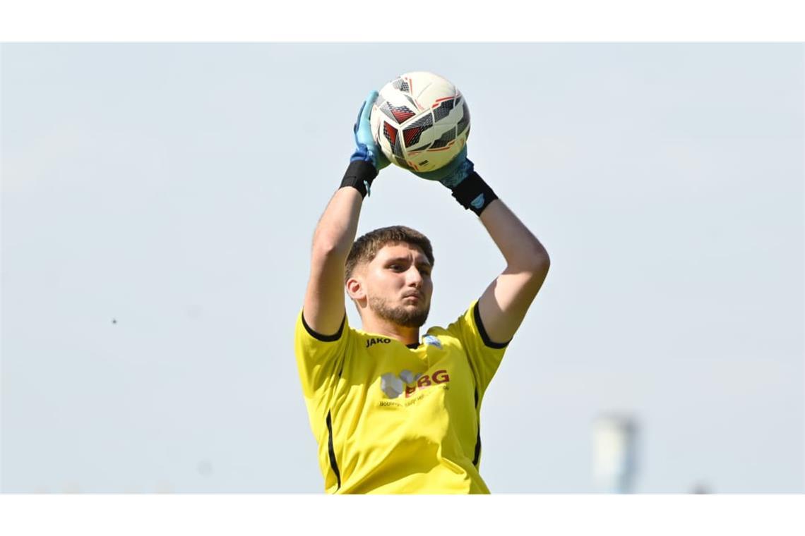 Salih Hoxhaj im Tor der SV Böblingen: Auch selbst steht er immer noch gerne auf dem Platz.
