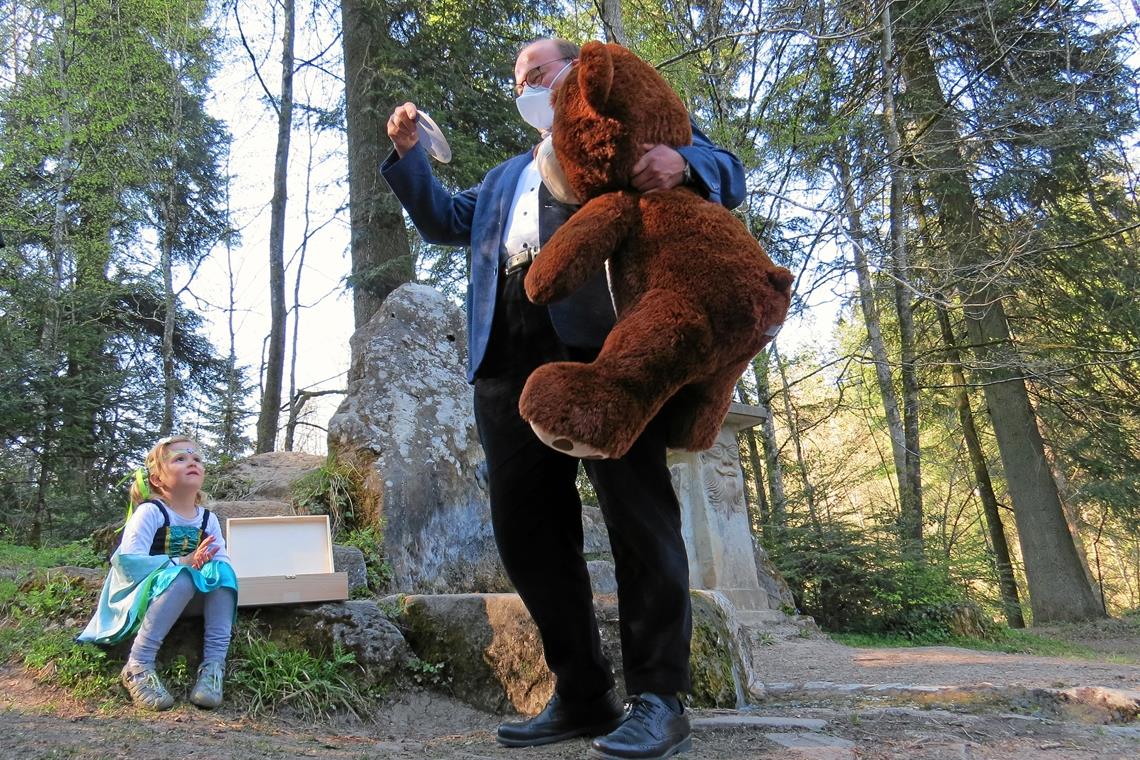 Im Osterhasen-Teddybär-Glück Salome Ihrig zieht aus den vielen eingegangenen Karten die Gewinner. Bürgermeister Armin Mößner hilft beim Vorlesen. Foto: C. Schick