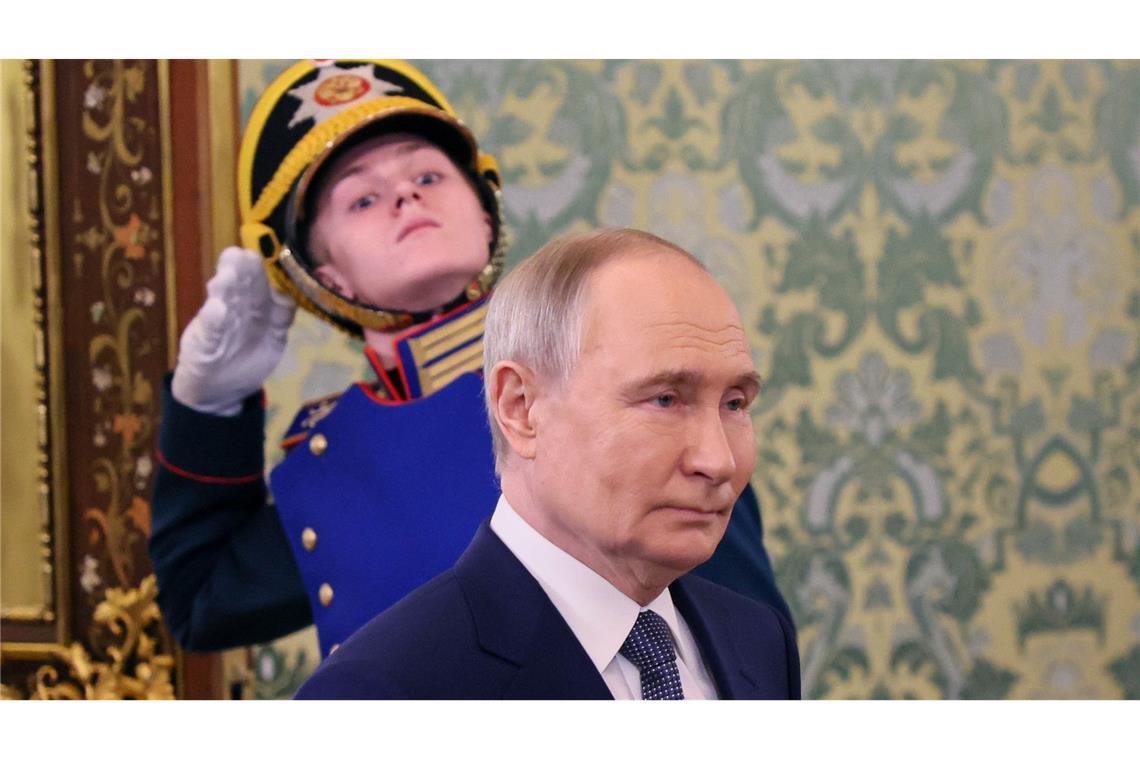 Bilder des Tages Salutieren für Kreml-Chef Wladimir Putin, der zu einem Treffen mit dem tadschikischen Präsidenten im Kreml kommt
