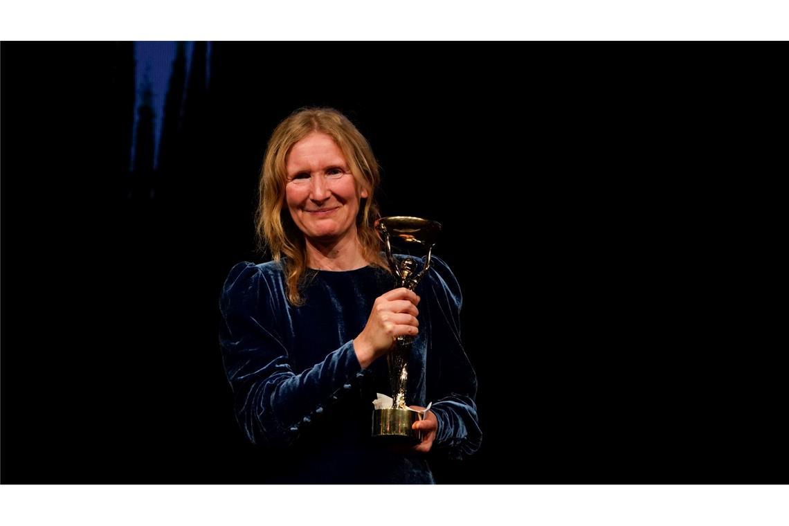 Bilder des Tages Samantha Harvey hält den Booker Prize 2024.