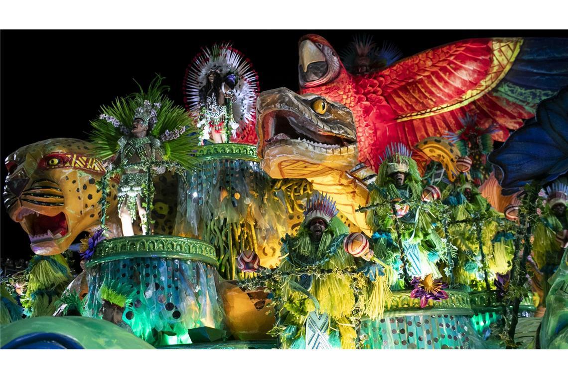 Karnevalsumzüge im Sambodrom in Rio – die schönsten Bilder Sambatänzer der Sambaschule Grande Rio paradieren auf einem Wagen.