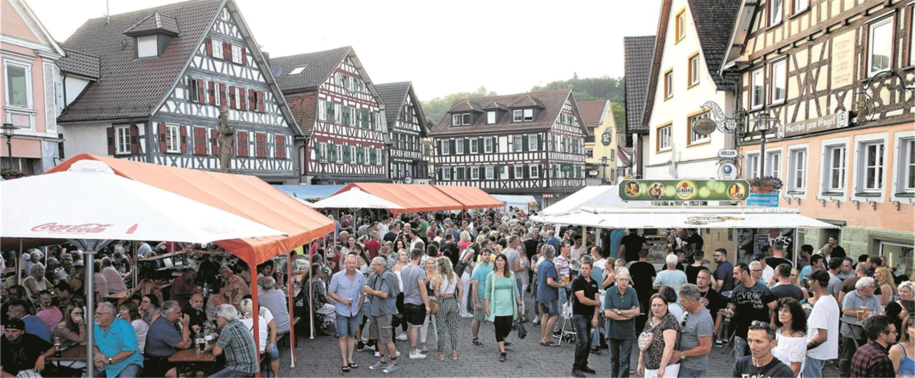 Samstagabend ist auf dem Murrhardter Marktplatz genauso wie in der Fußgängerzone bis zum Platz am oberen Tor kaum noch ein Durchkommen. Fotos: J. Fiedler