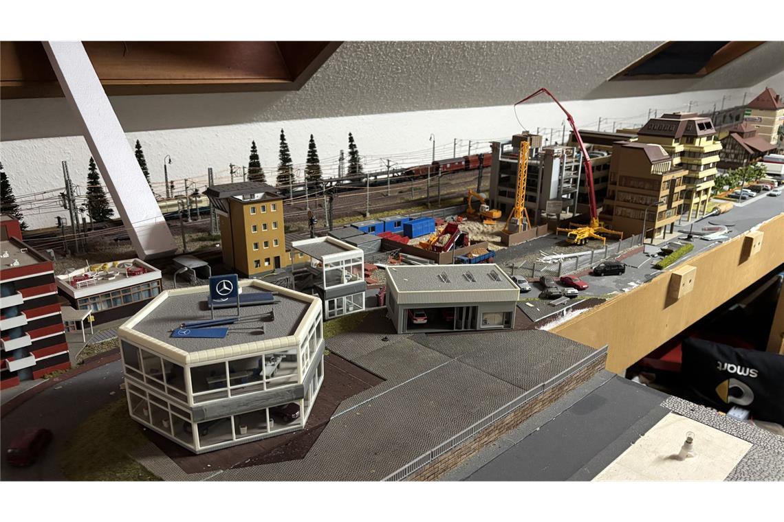 ...samt Mercedes-Autohaus