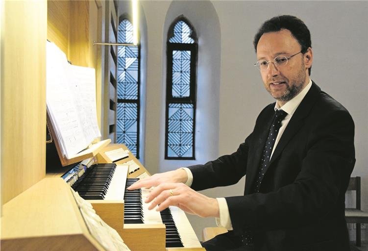 Samuel Kummer hat sich vor seinem Konzert in der Stadtkirche intensiv mit der Murrhardter Mühleisen-Orgel beschäftigt. Foto: E. Klaper