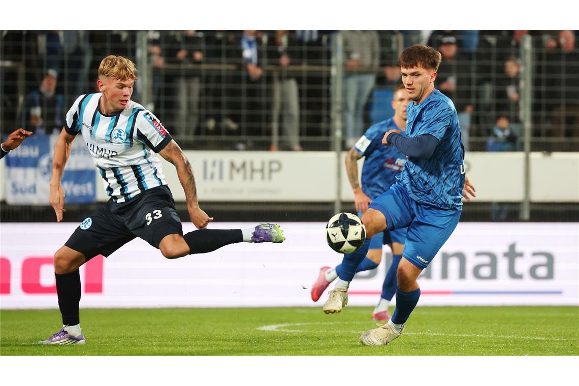 Samuel Unsöld (li.) gegen Lukas Laupheimer: Das Punktspielduell SGV Freiberg gegen Stuttgarter Kickers geht am Ostermontag  über die Bühne.