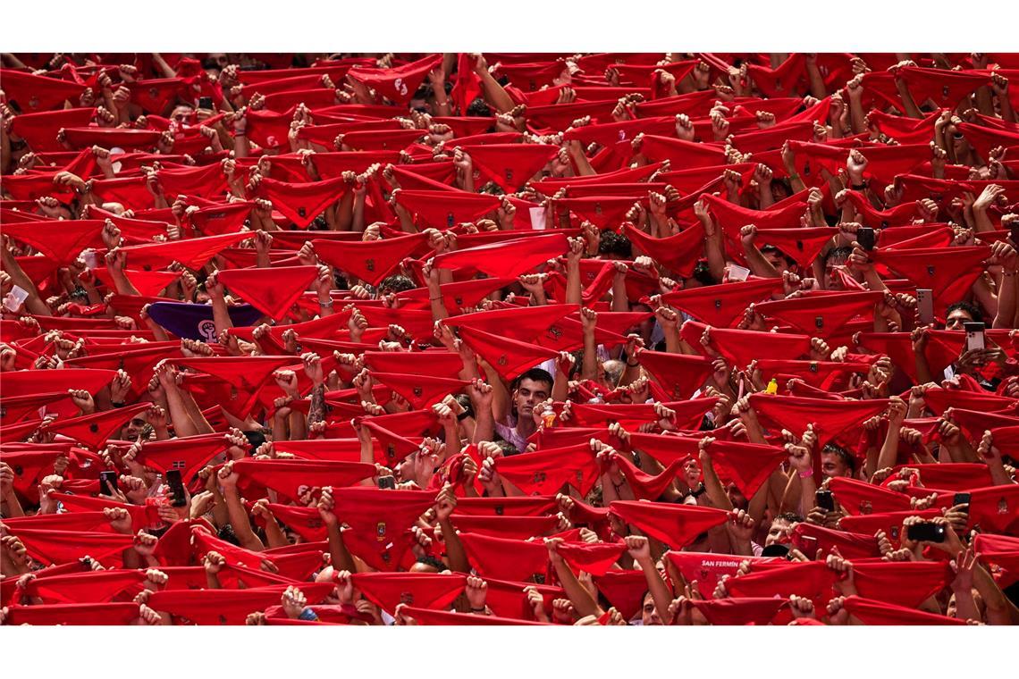 Bilder des Tages San Fermín beginnt: Feiernde schwenken rote Krawatten in Pamplona