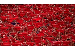 San Fermín beginnt: Feiernde schwenken rote Krawatten in Pamplona