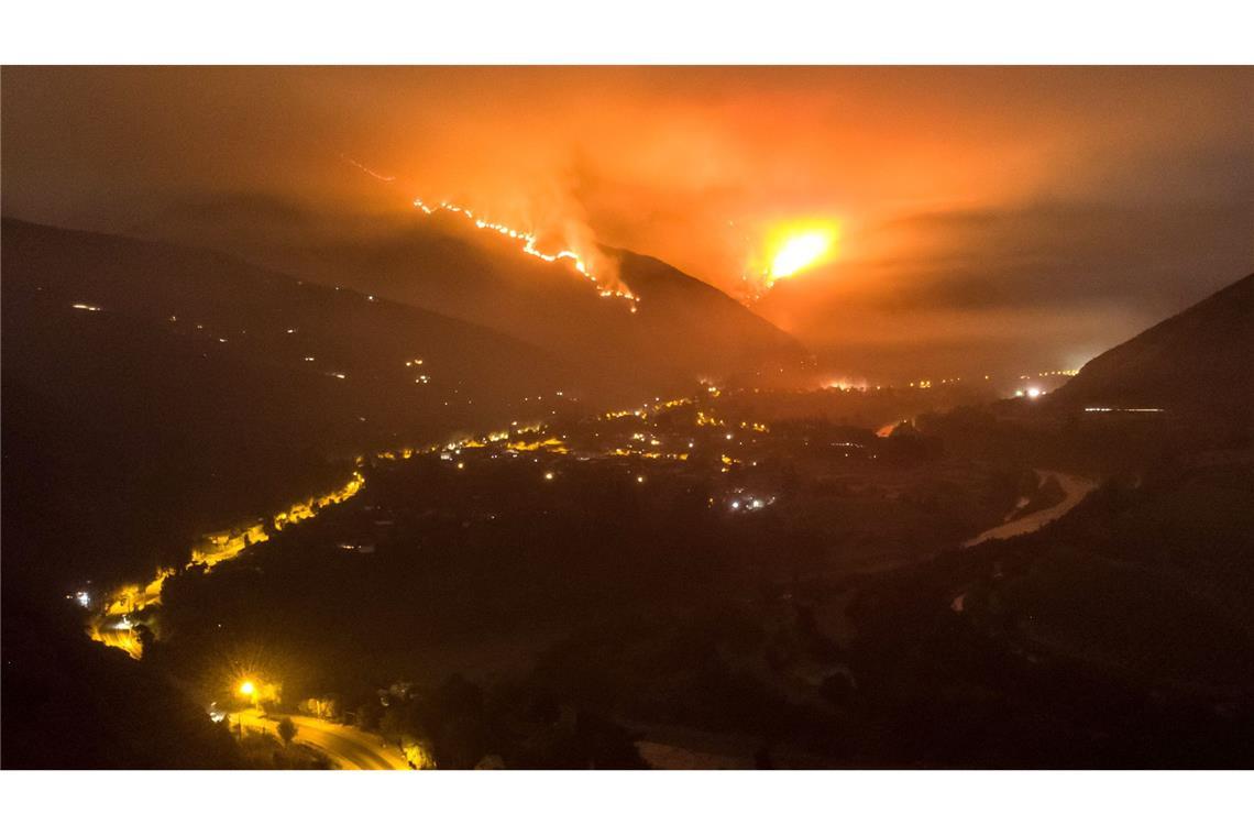San Jose de Maipo in Chile: Durchgewaltige Feuerbrünste ist die Nacht erhellt.