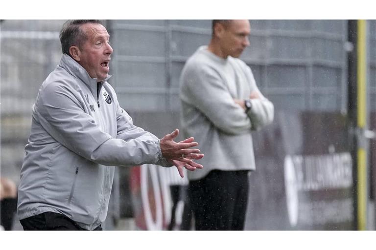 Sandhausens Trainer Markus Kauczinski (li., im Hintergrund Beniamino Molinari) schätzt den VfR Aalen sehr hoch ein.