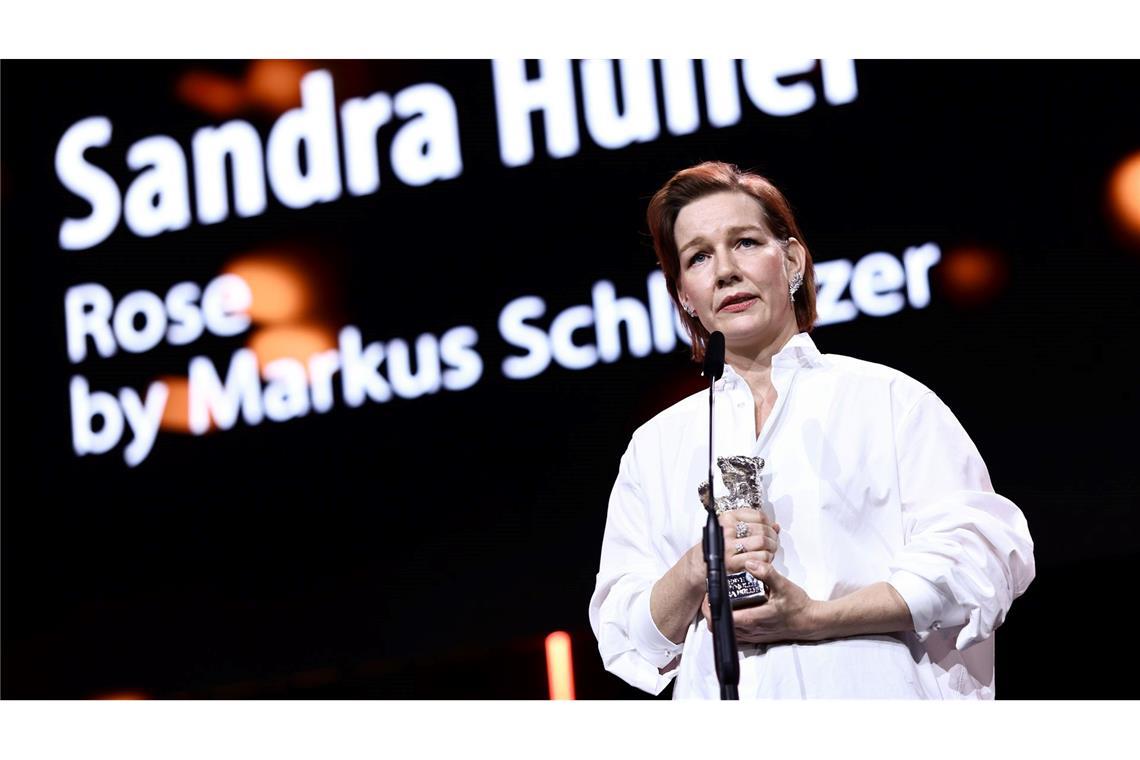Sandra Hüller nimmt den Silbernen Bären entgegen.